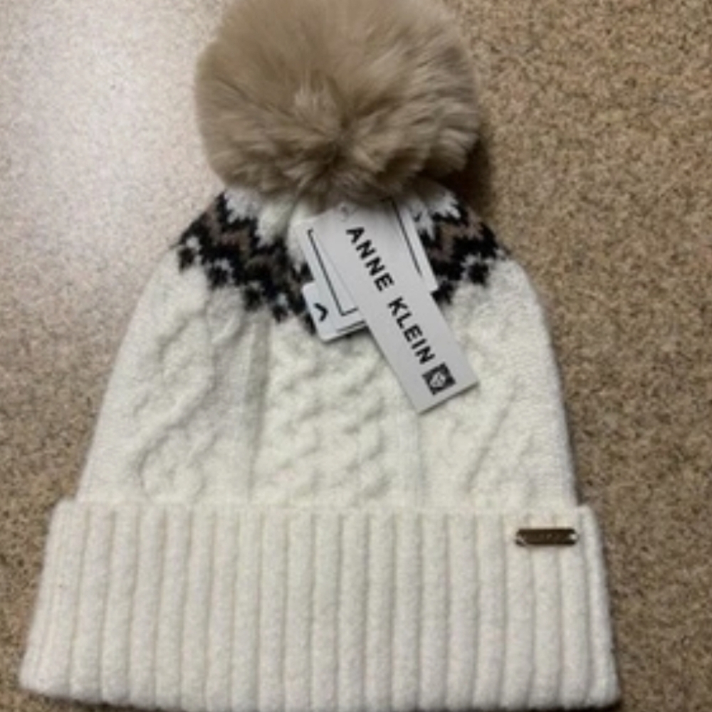 NWT Women's Anne Klein Cream Knit Beanie with Faux Fur Tan Pom